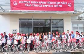 Bảo hiểm Nhân thọ AIA Việt Nam tặng xe đạp cho học sinh và chi trả quyền lợi cho khách hàng 